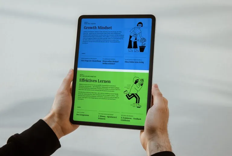 Zwei Hände halten ein Tablet mit einer Lernwebsite: das Kapitel „Growth Mindset“ auf blauem, „Effektives Lernen“ auf grünem Grund, jeweils mit Illustration