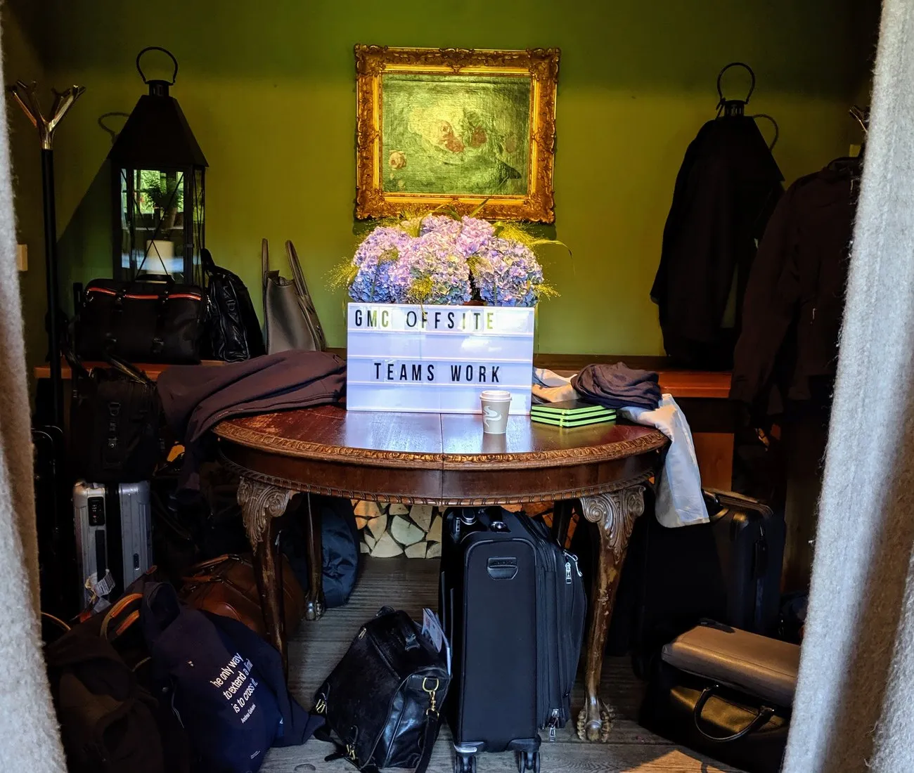 Leuchtkasten „GMC OFFSITE — TEAMS WORK" am Eingang des Offsites