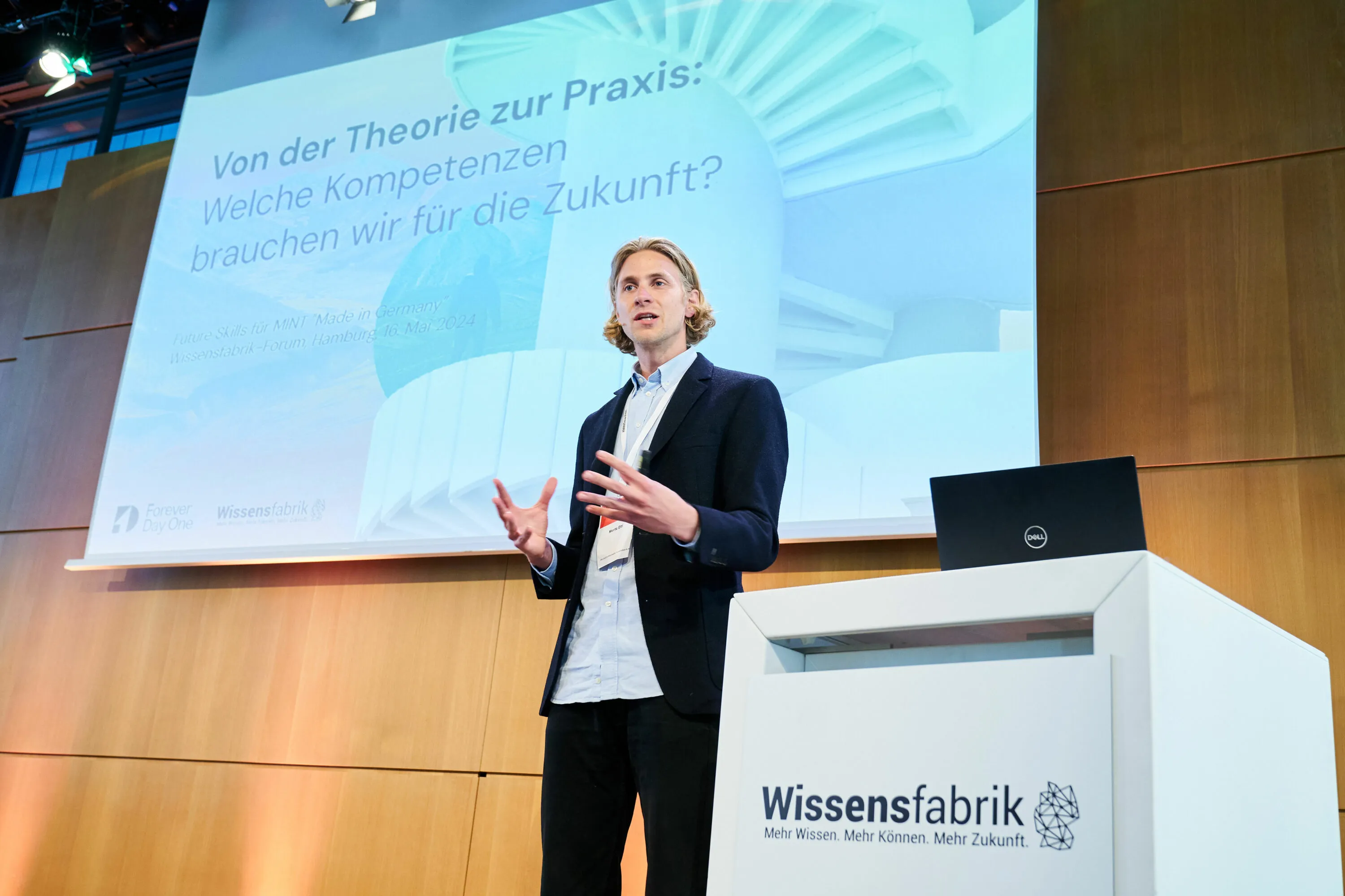 Moritz Ettl bei einer Keynote auf einer Bühne